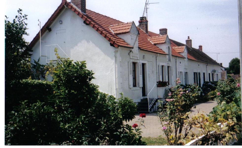 La Longere Des Gillettes Bed & Breakfast Bezenet Exterior photo